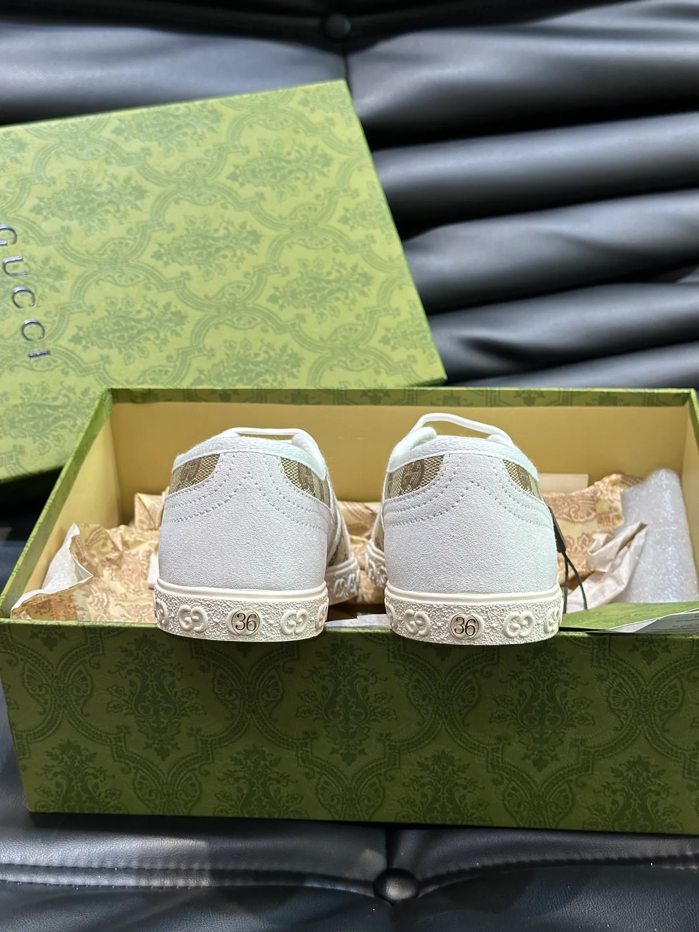 Men's shoes 💰p380 "GUCC*" Couple style 👫 lace-up canvas sneakers, crafted from light blue GG denim fabric, showing uniqueness. Classic details such as the GG printed embossed outsole, interlocking G and "Gucci" embroidery add to the glamorous style. Privately-made T men's shoes 💰pU original outsole, with exquisite details, impeccable fit, and a flat toe that has a retro feel! Customized canvas, classic double G logo, and the spring and summer color combinations are also very interesting! Size: Female 35-39. Male 38-44